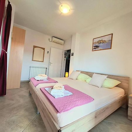 Cozy 1-Bedroom Apartment Near The Center Of Trogir Exterior foto