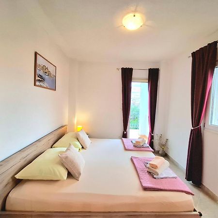 Cozy 1-Bedroom Apartment Near The Center Of Trogir Exterior foto
