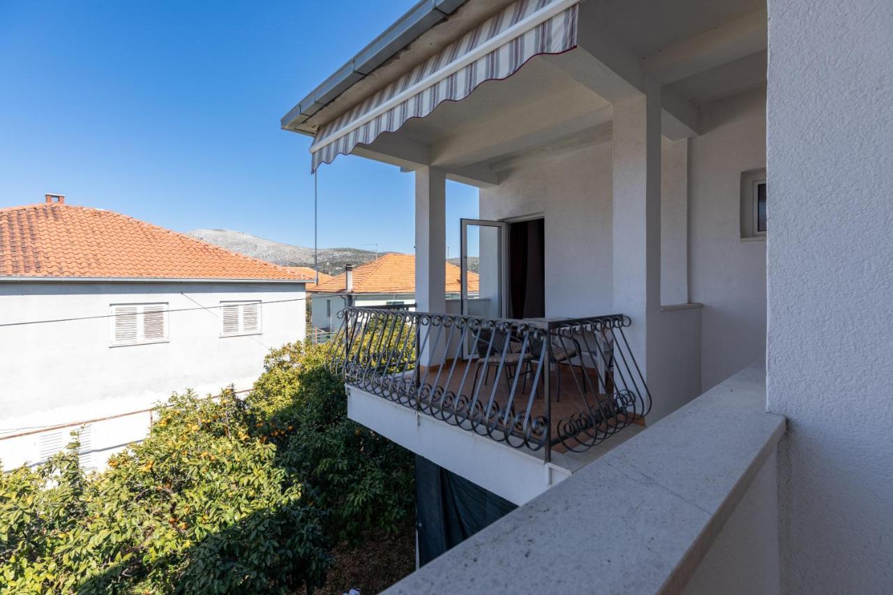 Cozy 1-Bedroom Apartment Near The Center Of Trogir Exterior foto