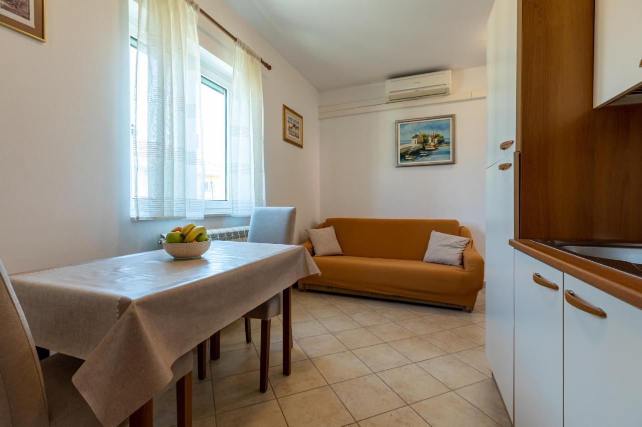 Cozy 1-Bedroom Apartment Near The Center Of Trogir Exterior foto